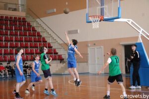 Взрослые и дети состязались за Кубок района по баскетболу